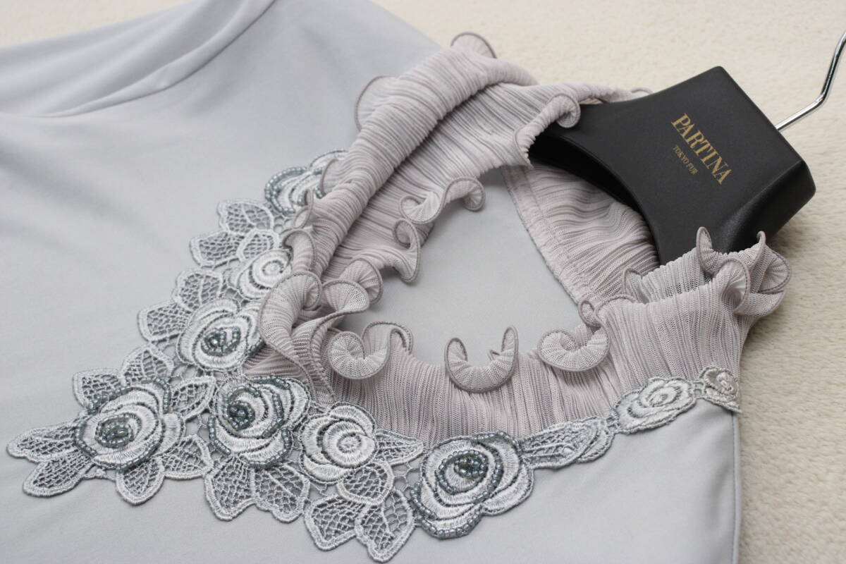 3-674 新品タグ付き 花レースプリーツネックカットソー グレーＭ～Ｌ 定価￥14,000＋稅