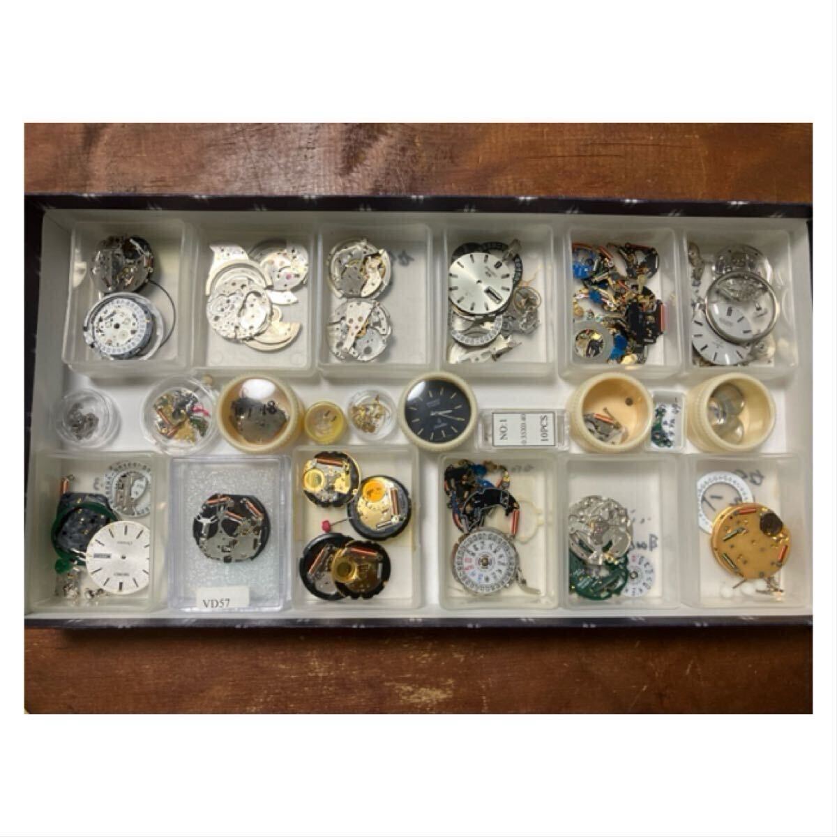 M-2 アクリルケースに腕時計パーツ22個まとめてセット(セイコー SEIKO ムーブメント CITIZEN 腕時計 文字盤 時計部品 パーツ大量 古時計)
