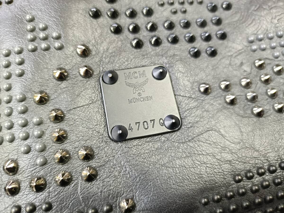 ★MCM エムシーエム クラッチバッグ ブラック レザーバック ストラップ付