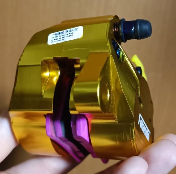 ゴールド 臺(tái)灣 カニキャリパー RPM FOLAMDO ADELIN 鍛造 2pot 84mm ブレンボ フランドー NSR ズーマー グロム シグナス CBR250R PCX