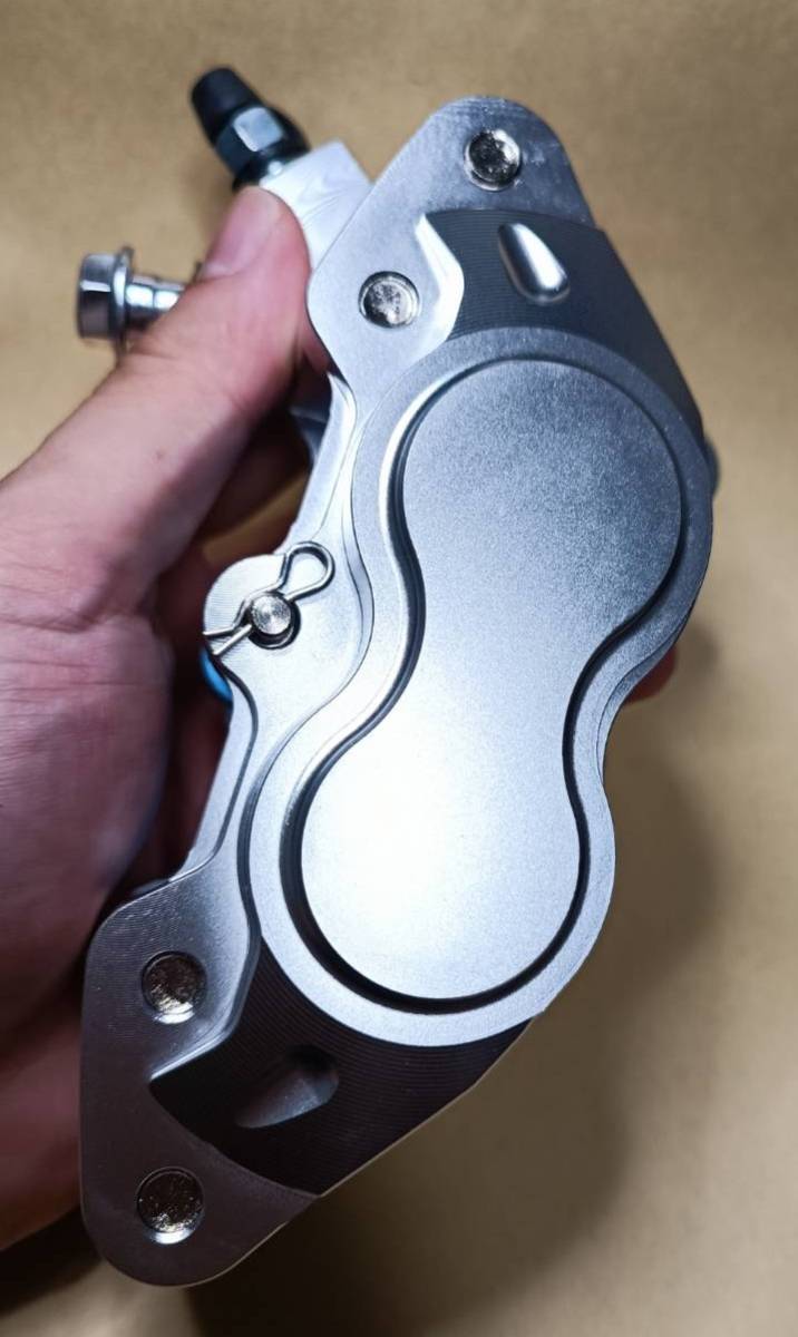 新型●臺灣Folamdo-左銀●ブレーキキャリパー●40mm●アルミCNC●4POT●ブレンボ FRANDO シグナス V125 グロム ズーマー NSR モンキー