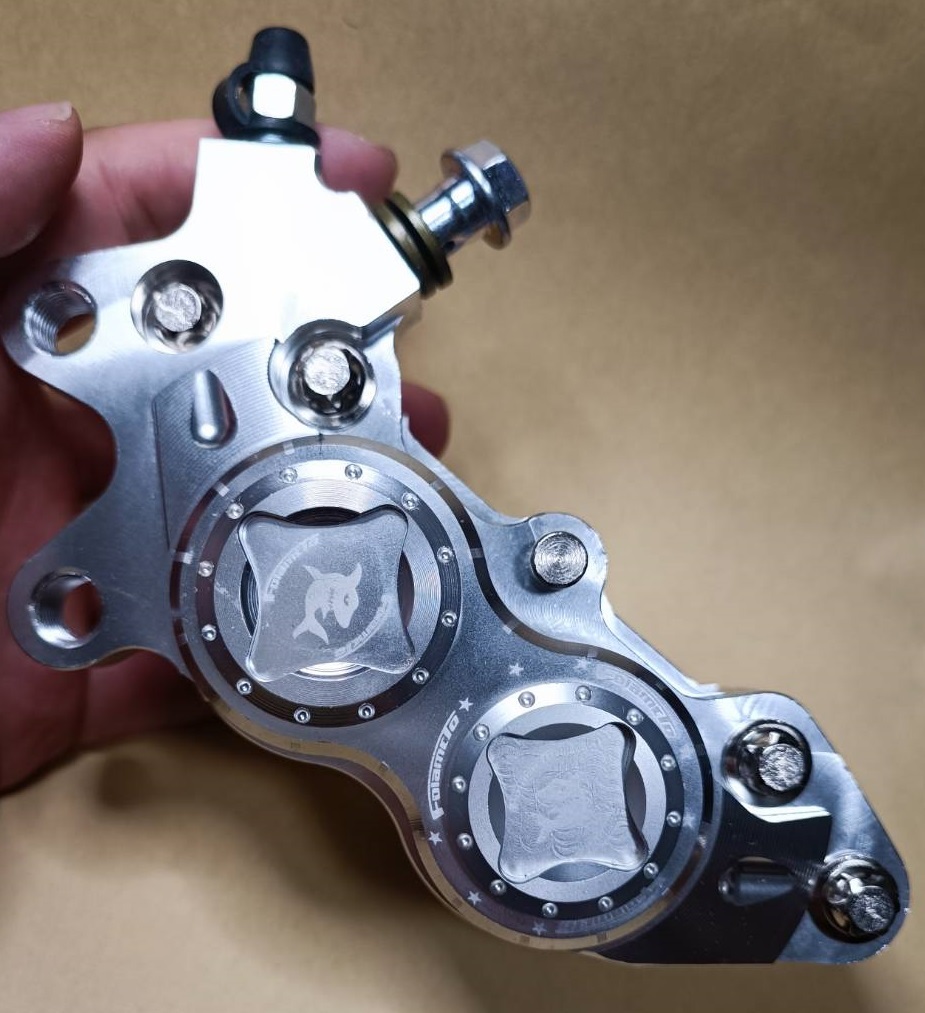 新型●臺灣Folamdo-左銀●ブレーキキャリパー●40mm●アルミCNC●4POT●ブレンボ FRANDO シグナス V125 グロム ズーマー NSR モンキー