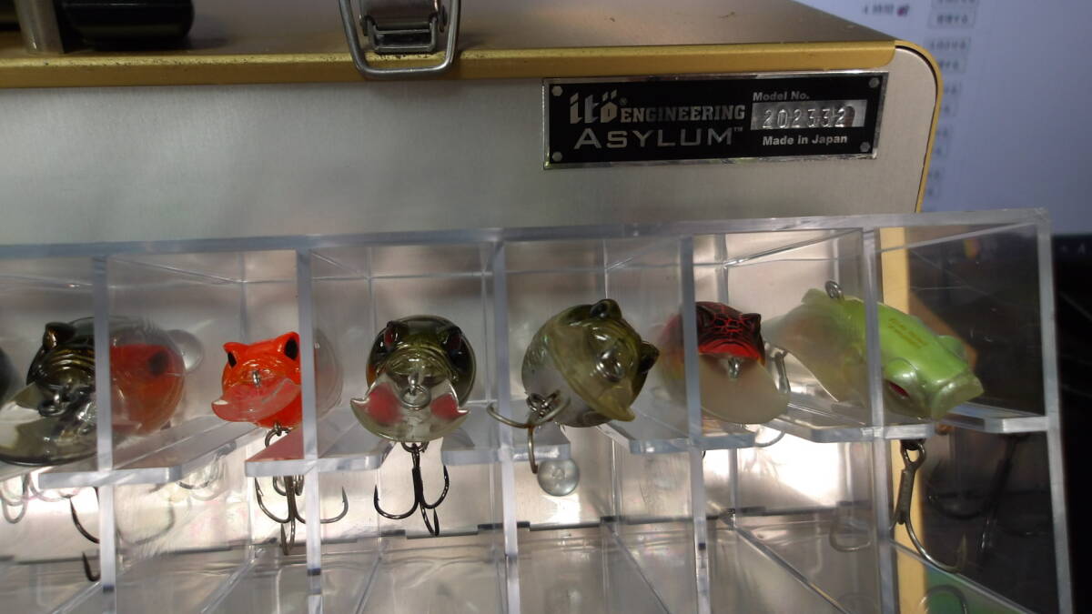 Megabass メガバス アサイラム タックルボックス　ゴールド ＋　フィールドワレット（新品）＋　ルアーセット