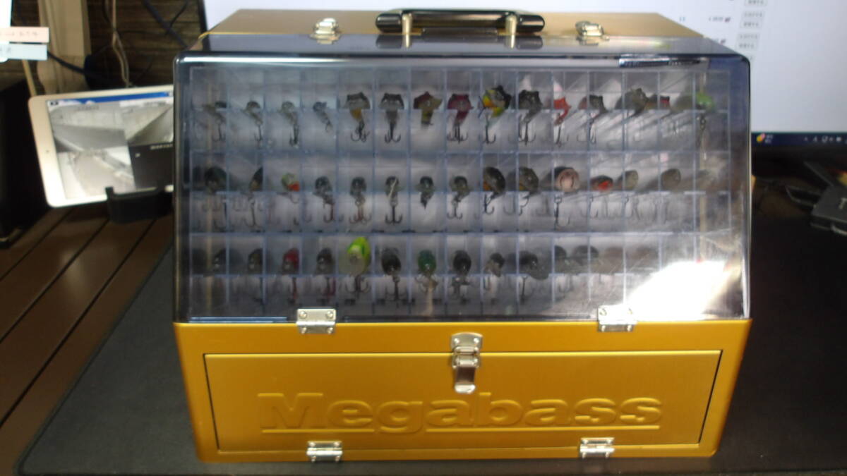 Megabass メガバス アサイラム タックルボックス　ゴールド ＋　フィールドワレット（新品）＋　ルアーセット