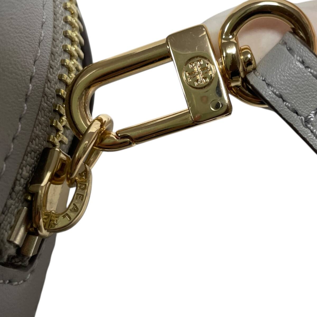 * б/у товар * Tory Burch outlet сумка женский TORY BURCH GEO LOGO ESSENTIALS POUCH серый корпус только V89783NM