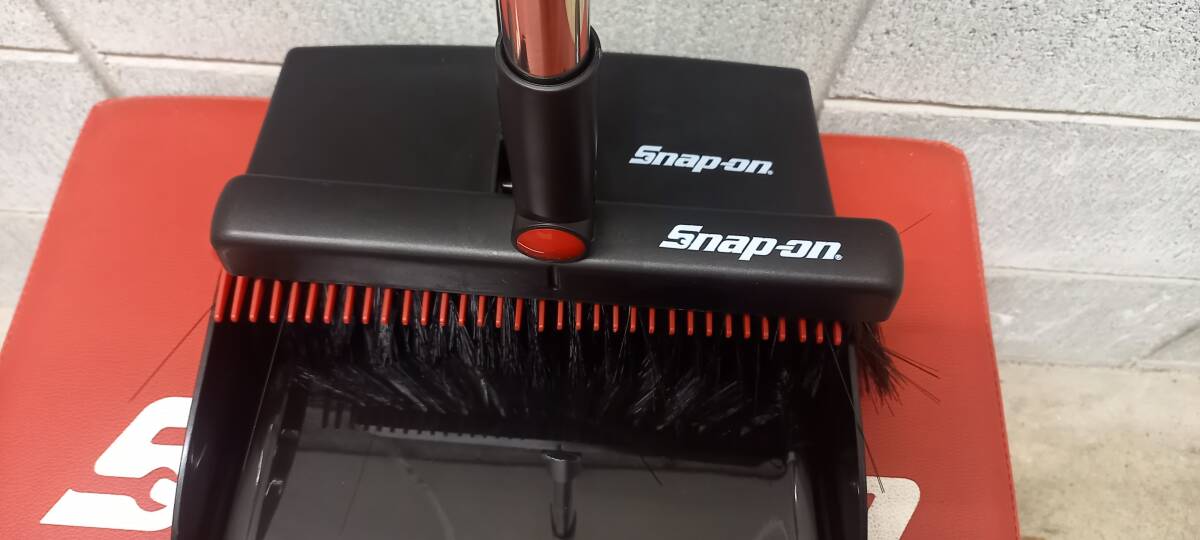 スナップオン ほうき＆ちりとりセット こんにちは！新作のグッズです👖 ほうきちりとり🧹セットとか