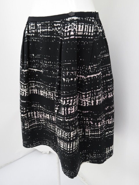 FOXEY　BOUTIQUE　スカート（ジョルジュサンク）35247　ブラック　16年　40　ロゴプレート　中古A1　AP-108855