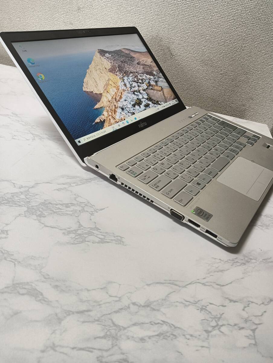富士通 LIFEBOOK SH75/M, core i5, RAM 8GB, SSD 205GB, Windows 10 がインストールされている。 64ビット