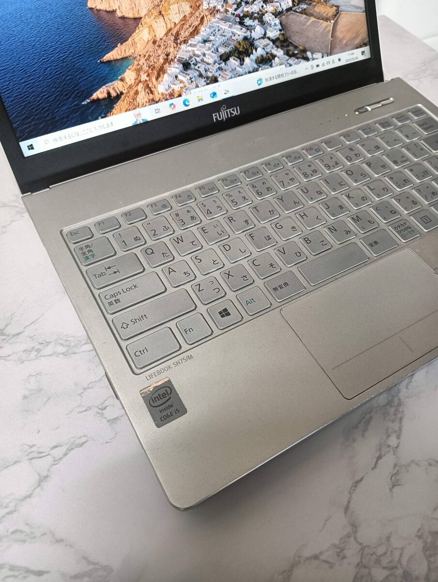 富士通 LIFEBOOK SH75/M, core i5, RAM 8GB, SSD 205GB, Windows 10 がインストールされている。 64ビット