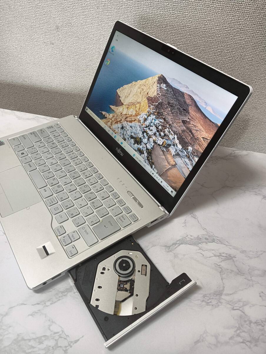 富士通 LIFEBOOK SH75/M, core i5, RAM 8GB, SSD 205GB, Windows 10 がインストールされている。 64ビット