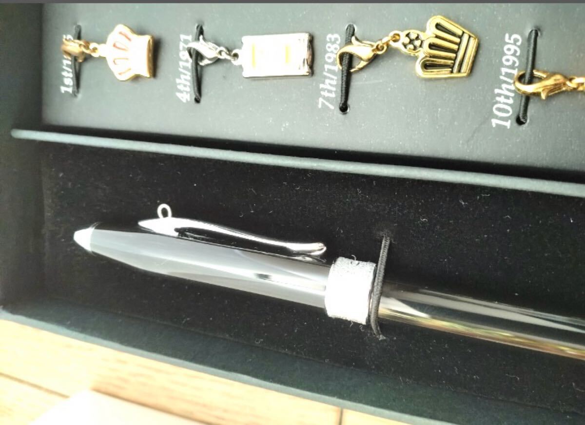 【新品】 値下げ トヨタ クラウン 歴代 エンブレム コレクション付 クロスボールペン _画像4