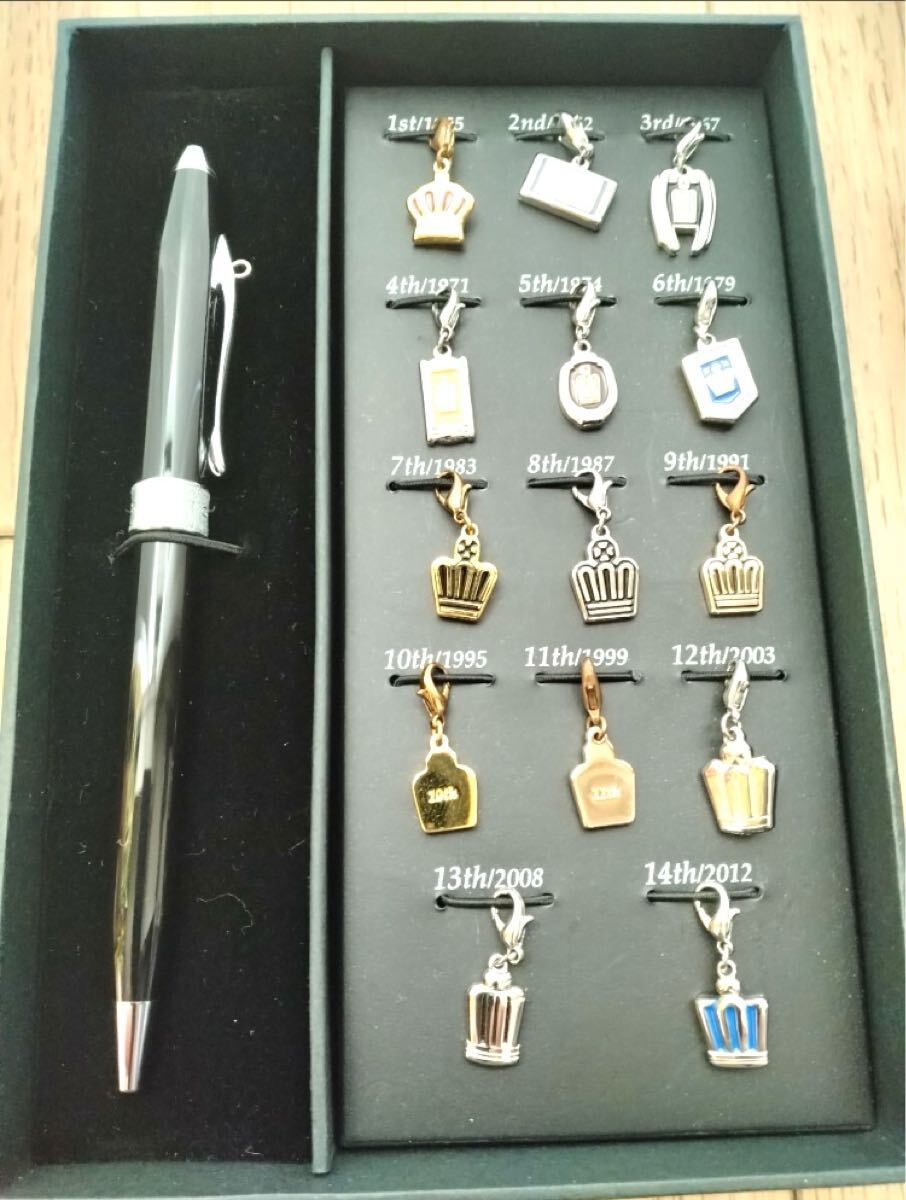 【新品】 値下げ トヨタ クラウン 歴代 エンブレム コレクション付 クロスボールペン _画像1