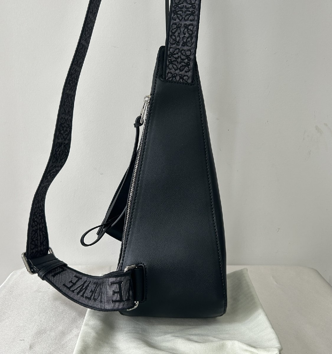 ロエベ 【LOEWE】 チェストバッグ ボディバッグ ショルダーバッグ レザーAnton Sling 本革