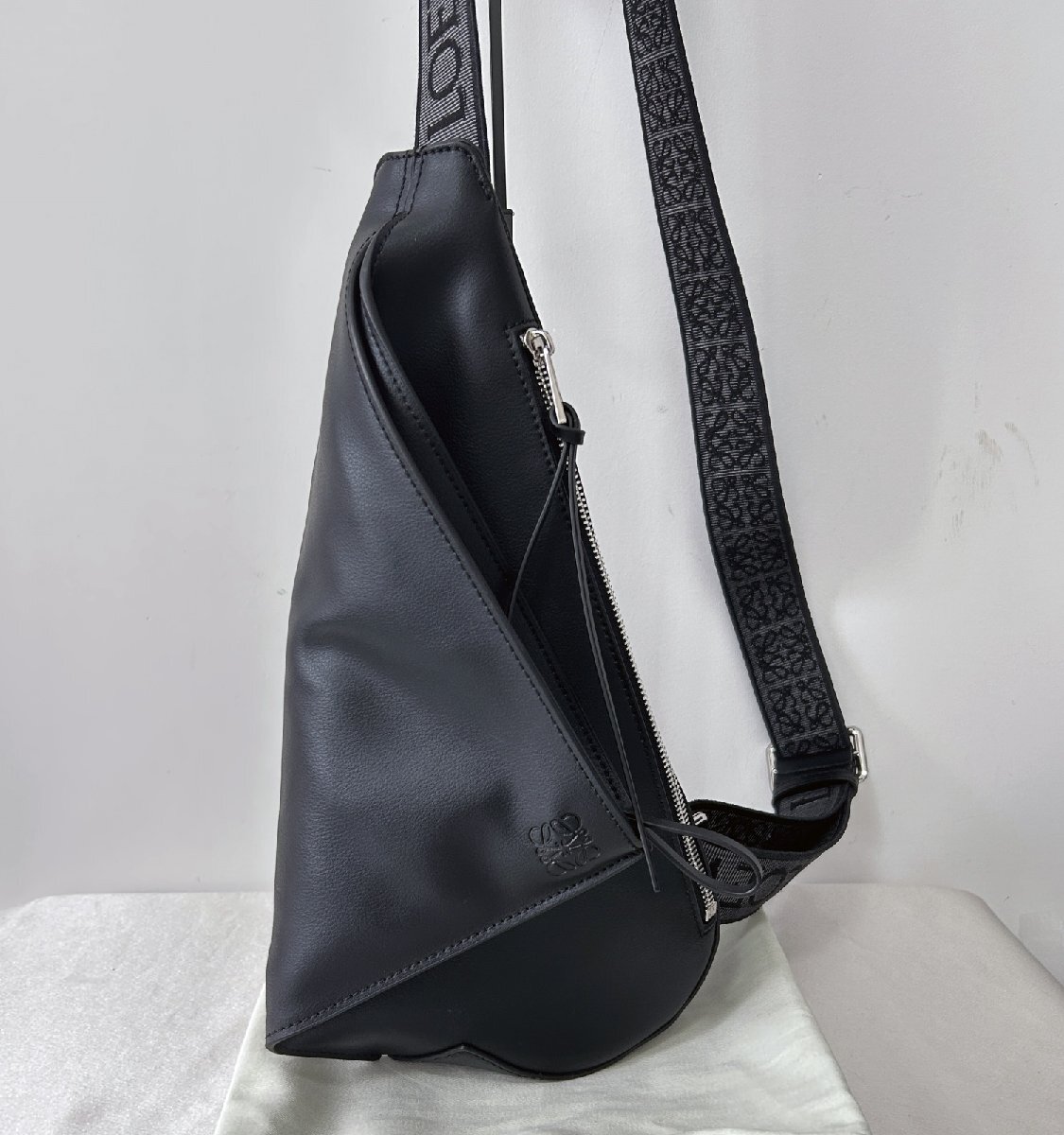 ロエベ 【LOEWE】 チェストバッグ ボディバッグ ショルダーバッグ レザーAnton Sling 本革