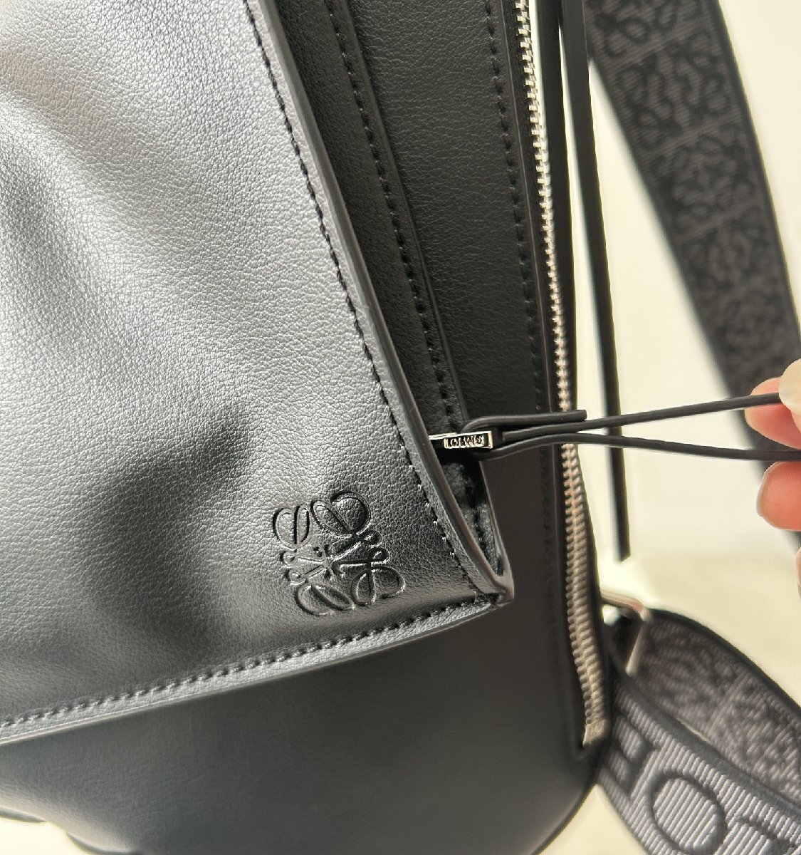 ロエベ 【LOEWE】 チェストバッグ ボディバッグ ショルダーバッグ レザーAnton Sling 本革