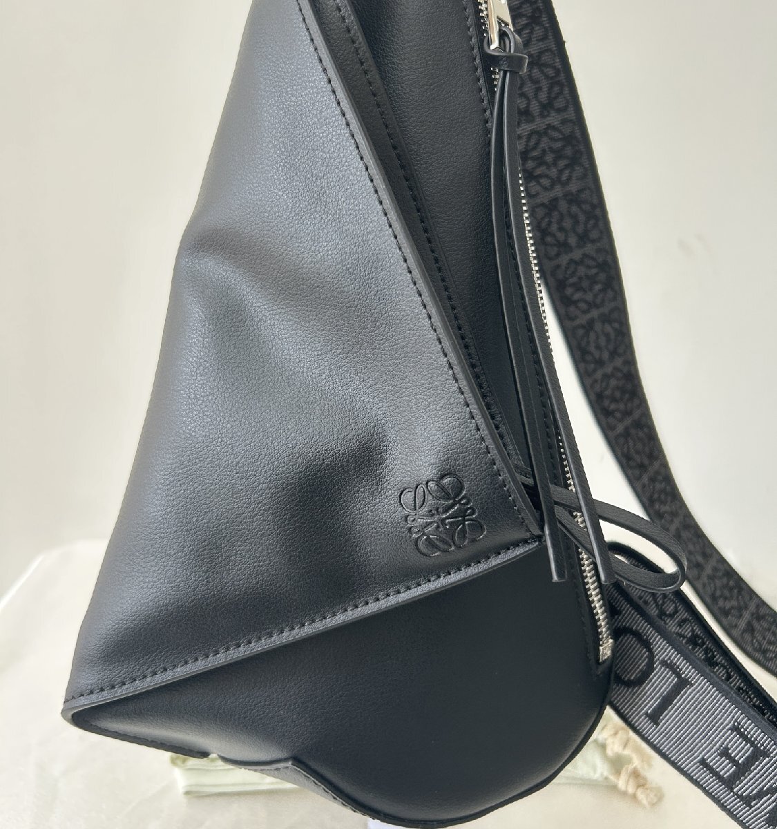 ロエベ 【LOEWE】 チェストバッグ ボディバッグ ショルダーバッグ レザーAnton Sling 本革