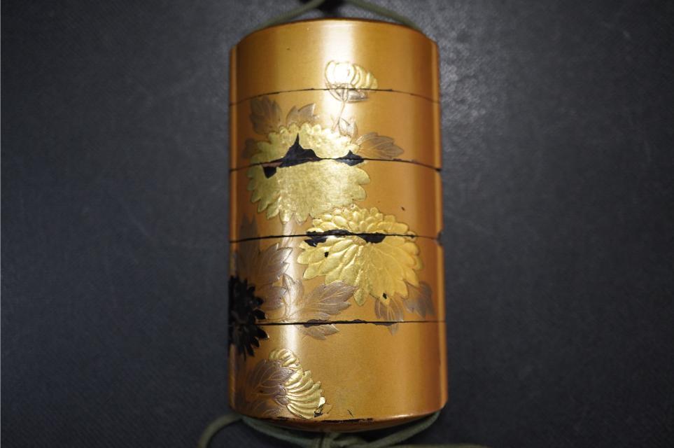 D5473-1 時(shí)代堤物 印籠 [金地 箔押蒔絵 菊花図 四段印籠] [獣材 蝦蟇仙人 根付] [緒締玉] 堤物 蒟涂箱付