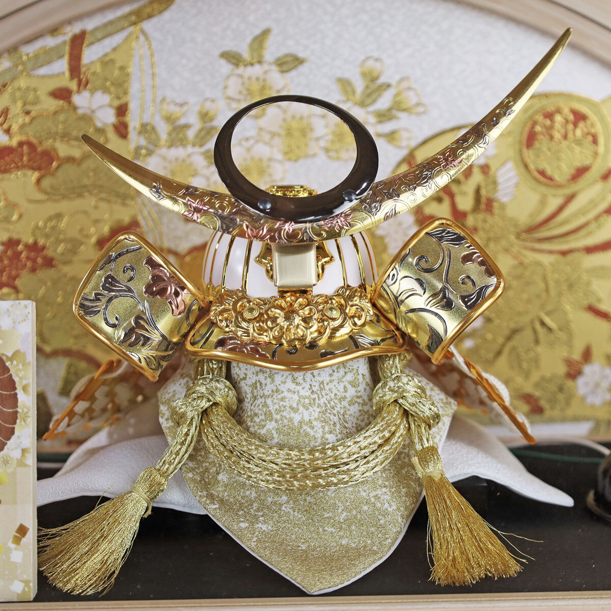五月人形 兜飾り コンパクト おしゃれ モダン(5號(hào) 彫金 上杉謙信 風(fēng)雅 兜 木目 丸型 アクリル ケース 入り R7-K-115) 円型 家紋