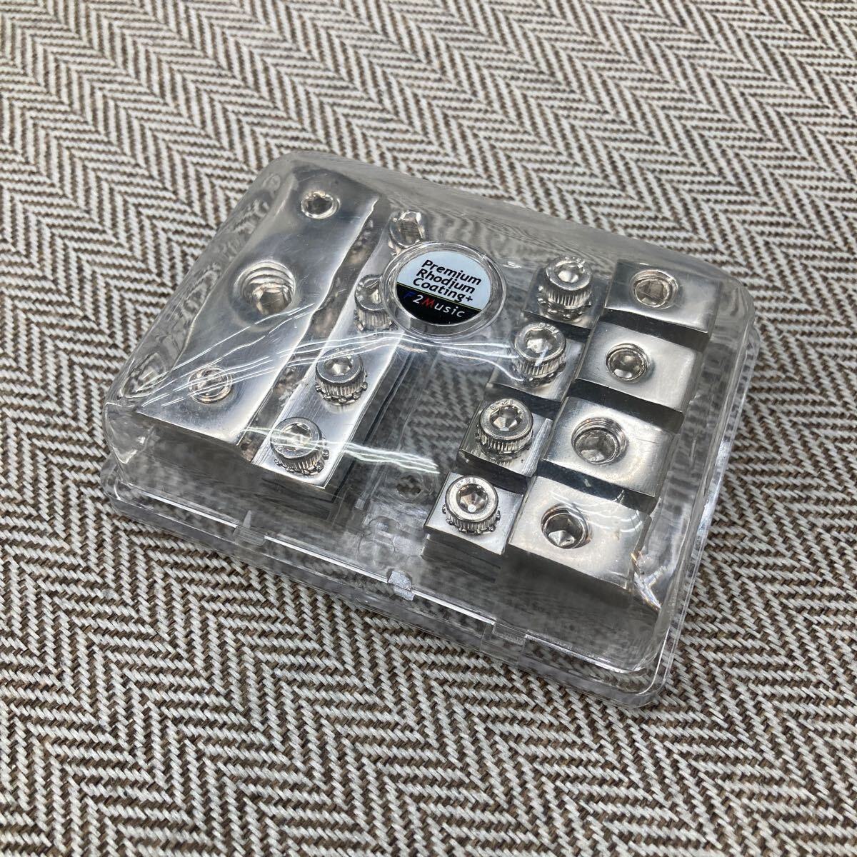 F2Music 4FB-R1CG （IN：0／1AWG×1?4AWG×2、OUT：4AWG×4）ヒューズホルダー　ロジウムコーティング