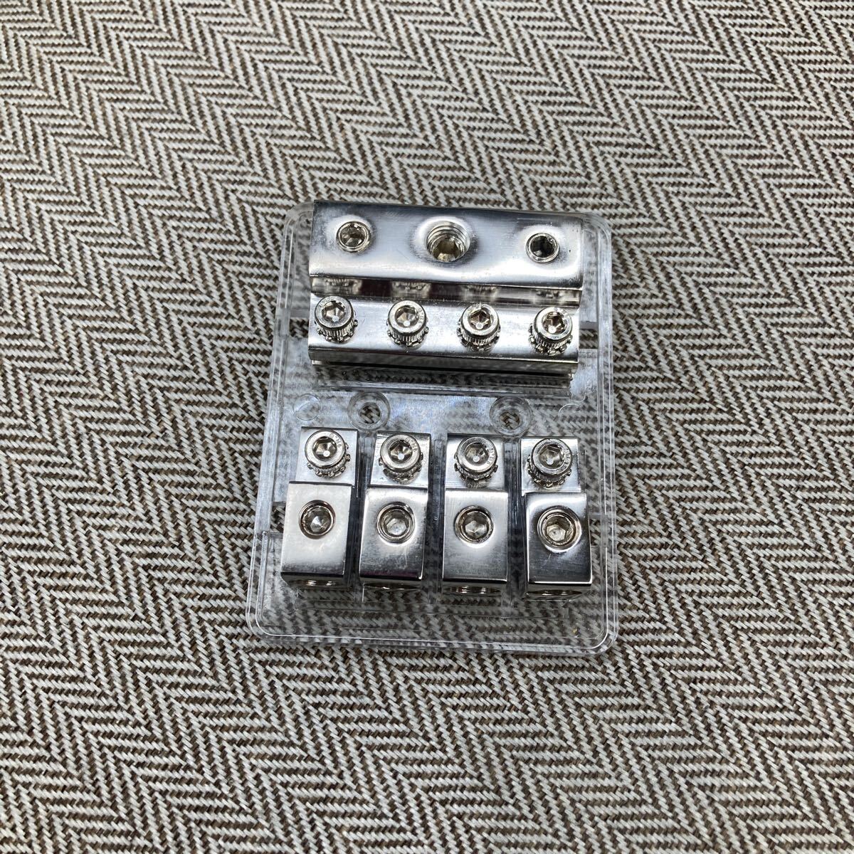 F2Music 4FB-R1CG （IN：0／1AWG×1?4AWG×2、OUT：4AWG×4）ヒューズホルダー　ロジウムコーティング