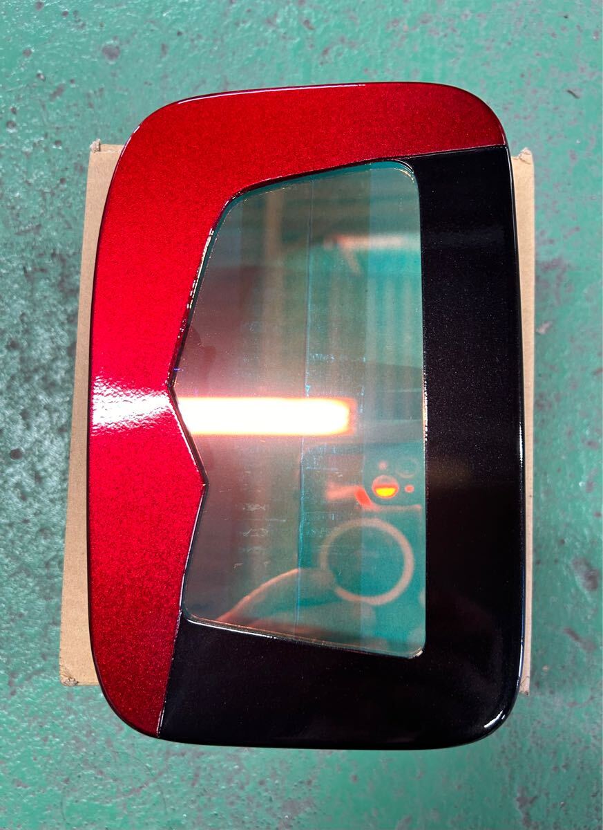 ハイエース200 系用　純正給油カバー追加工3Dデザイン（キャンディレッドブラックマイカ209 ウレタン2液塗装）ファンキーゴースト仕様