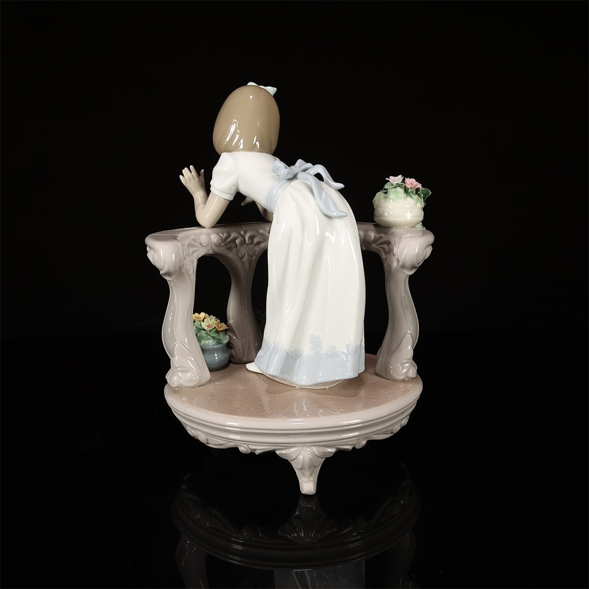 【吉】CJ963 LLADRO 【リヤドロ】 フィギュリン 磁器人形 花美少女 『バルコニーの朝』 置物／ガラスケース付 未使用近い 極美品！