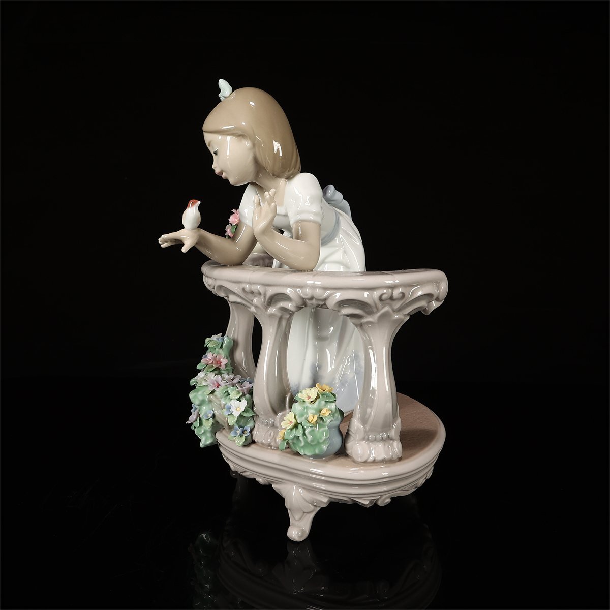 【吉】CJ963 LLADRO 【リヤドロ】 フィギュリン 磁器人形 花美少女 『バルコニーの朝』 置物／ガラスケース付 未使用近い 極美品！