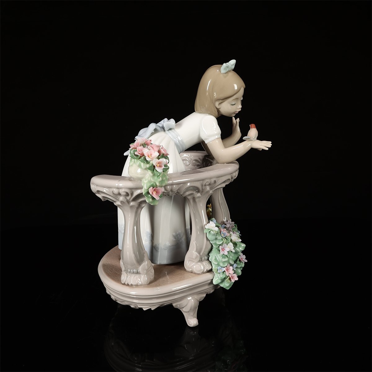 【吉】CJ963 LLADRO 【リヤドロ】 フィギュリン 磁器人形 花美少女 『バルコニーの朝』 置物／ガラスケース付 未使用近い 極美品！