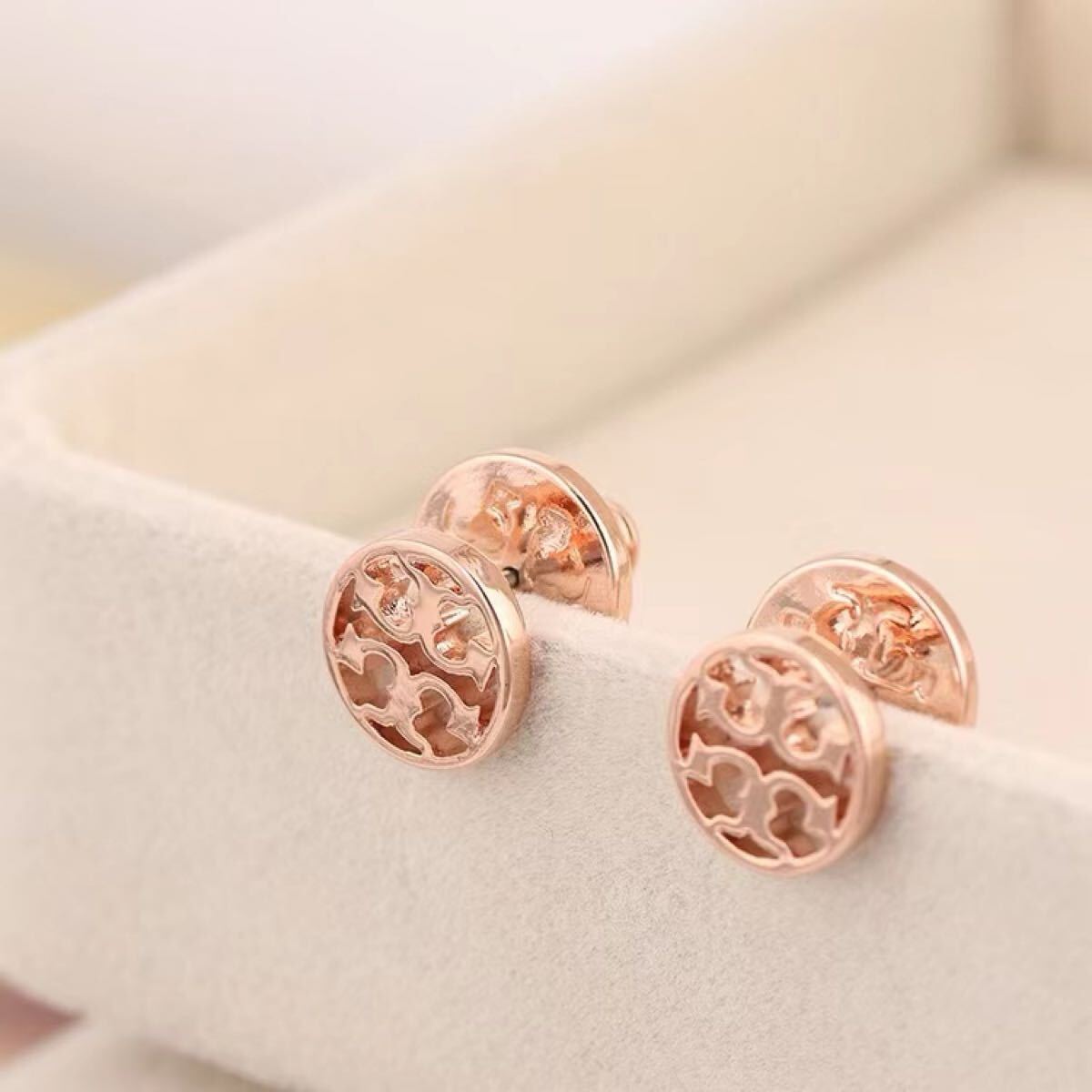新品未使用　TB028-03 Tory Burch トリーバーチ　定番ロゴピアス　ミラー　スタッズ　ゴールドピンク