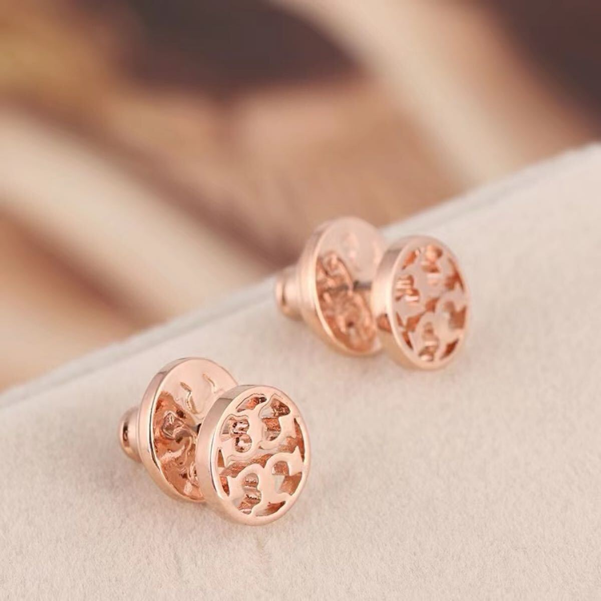 新品未使用　TB028-03 Tory Burch トリーバーチ　定番ロゴピアス　ミラー　スタッズ　ゴールドピンク