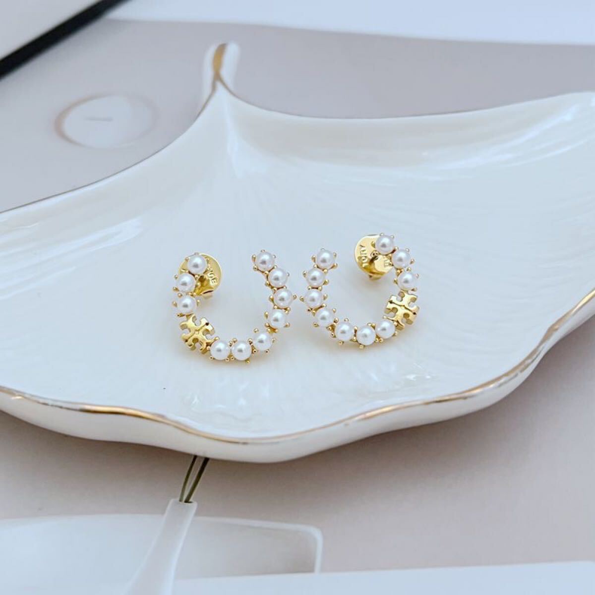 TB0041-01 新品未使用　Tory Burch トリーバーチ　ロゴ　ピアス　パール　ピアス