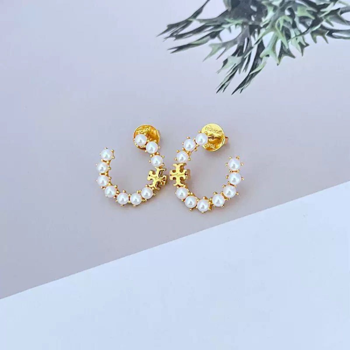 TB0041-01 新品未使用　Tory Burch トリーバーチ　ロゴ　ピアス　パール　ピアス