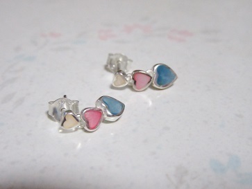 オシャレで可愛い3連のハートのシルバーピアス_画像1