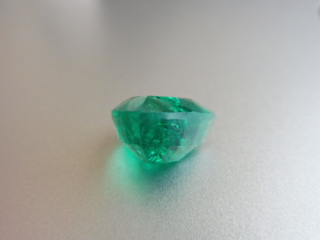 色濃いめ?テリ良し　鑑別付　vivid green　エメラルド　約10.23ct　ルース　リングやペンダントに！