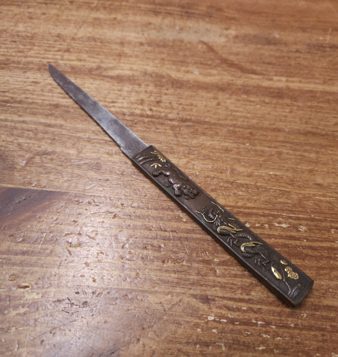 小柄 井上貞包 在銘 鍔 鐔 小刀 金象嵌 武具 刀装具 和骨董 日本刀 時代物 小柄 井上貞包 在銘 鍔 鐔 小刀 金象嵌 武具 刀装具 和骨董