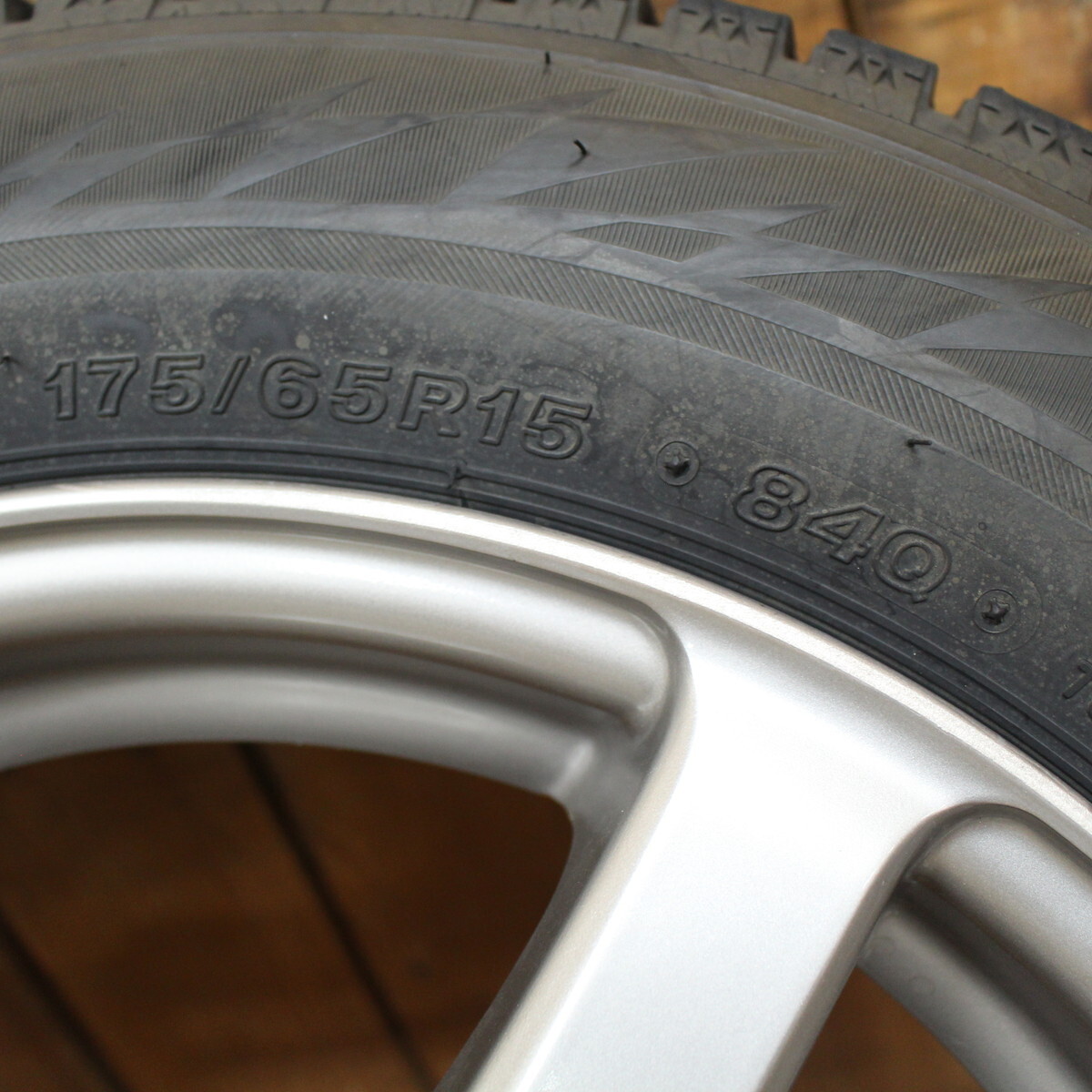 フィット シャトル インサイト マーチ ヤリス グレイス アクア等 15インチ 2022年 ブリヂストン VRX2 175/65R15 スタッドレスタイヤ 4本SET