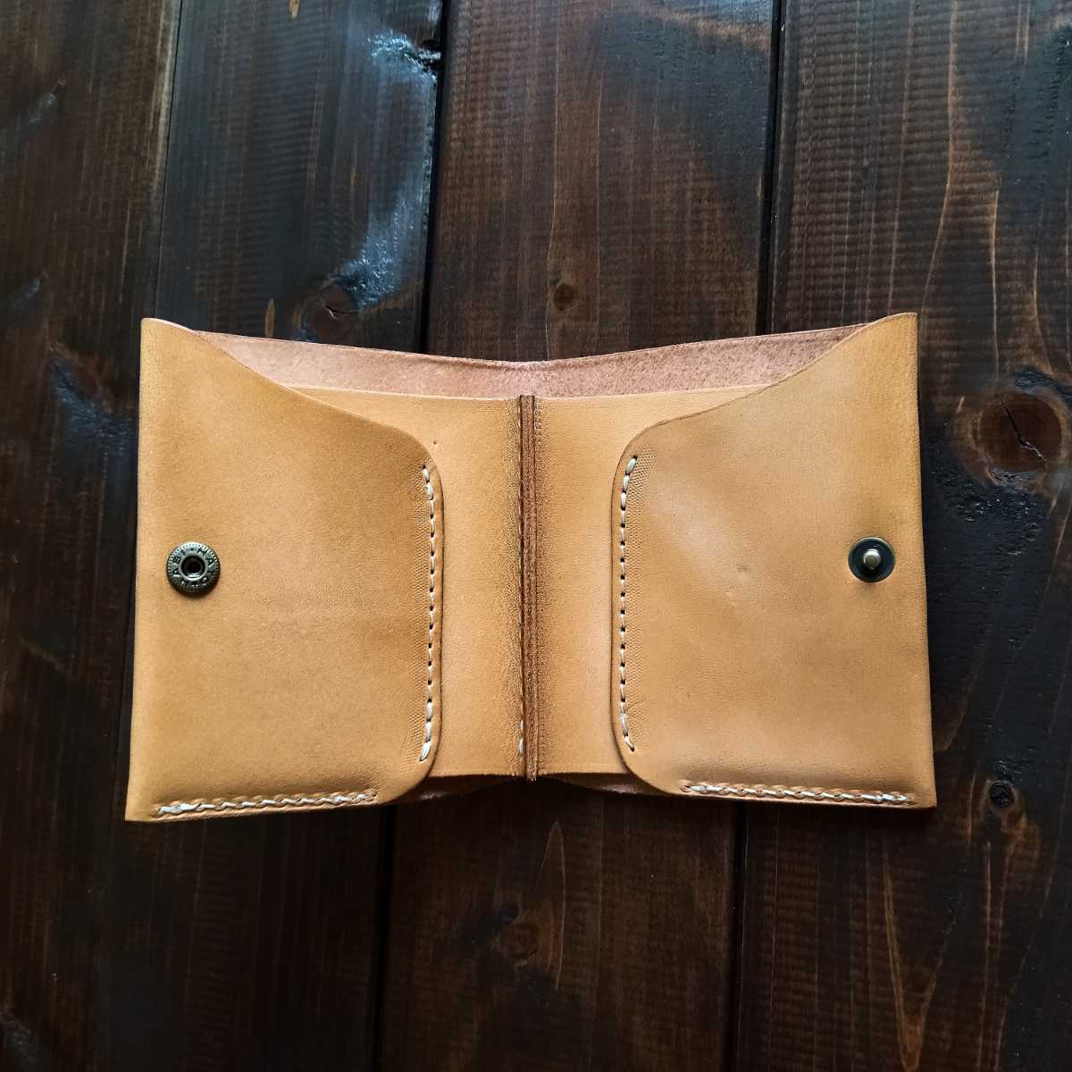 【栃木レザーで作ったヌメ革のハーフウォレット】　牛革 レザー 本革　二つ折り財布　コンパクト　ミニ　【ハンドメイド】【手作り】