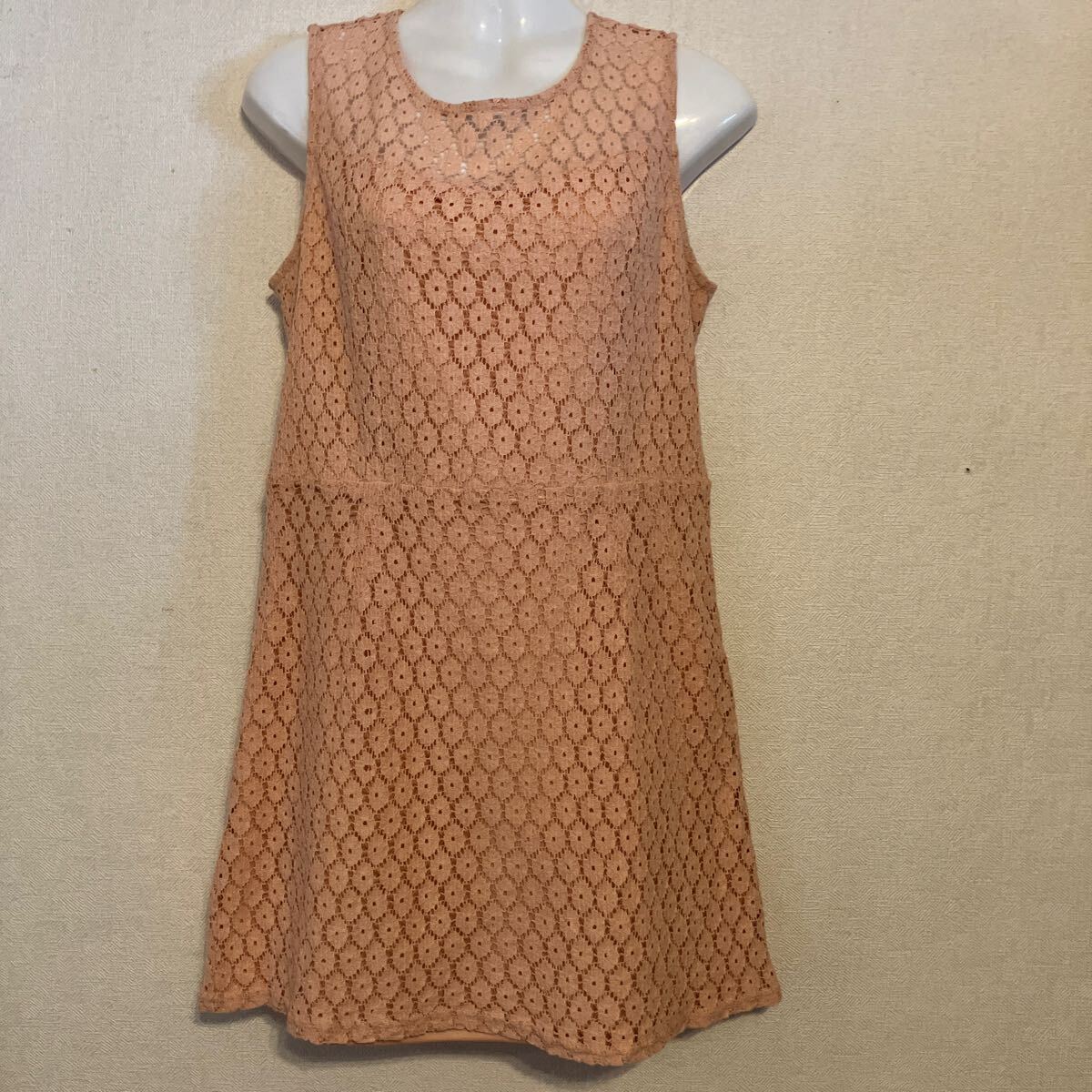 ☆美品☆ＦＯＲＥＶＥＲ21☆総レースワンピース☆ノースリーブ☆オフオレンジ☆里地付き透け感は襟元のみ☆サイズＭ☆