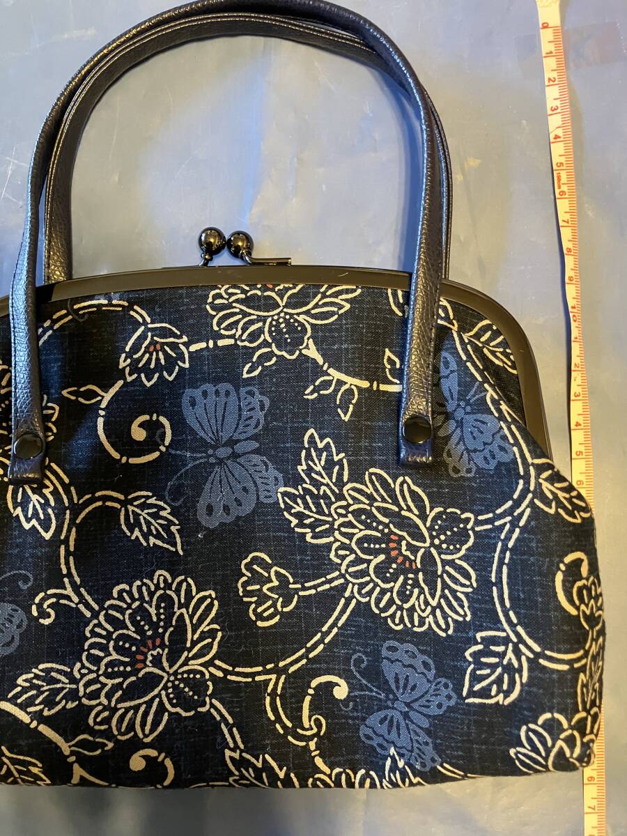☆美品☆藍(lán)染風(fēng)バッグ☆著物にもあいそう☆17×23サイズ蝶と牡丹柄入り☆両面柄入り☆ガマ口バック☆ネコポスにて発送☆