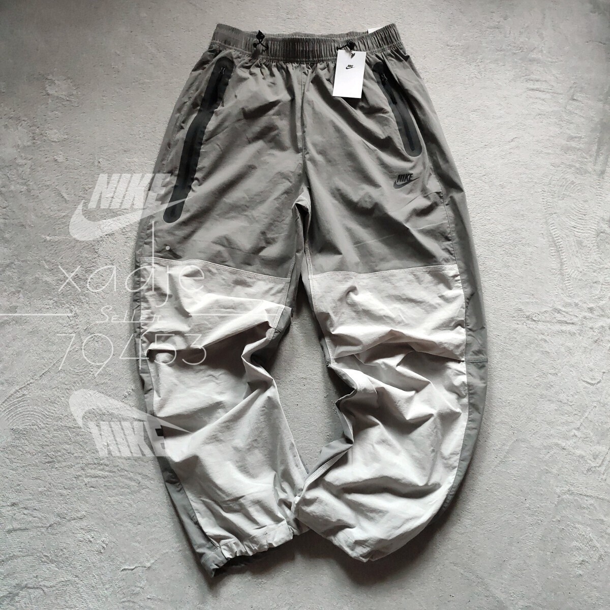 新品 正規(guī)品 NIKE TECK ナイキ テック ナイロン ウーブンパンツ ロゴ プリント グレー系 黒 裾絞り付き 薄手 ワイドレッグ 定価15400円 M