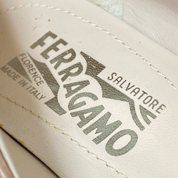 サルバトーレフェラガモ FERRAGAMO/SalvatoreFerragamo フラットシューズ 6 1/2C - レザー シルバー×ゴールド レディース 靴
