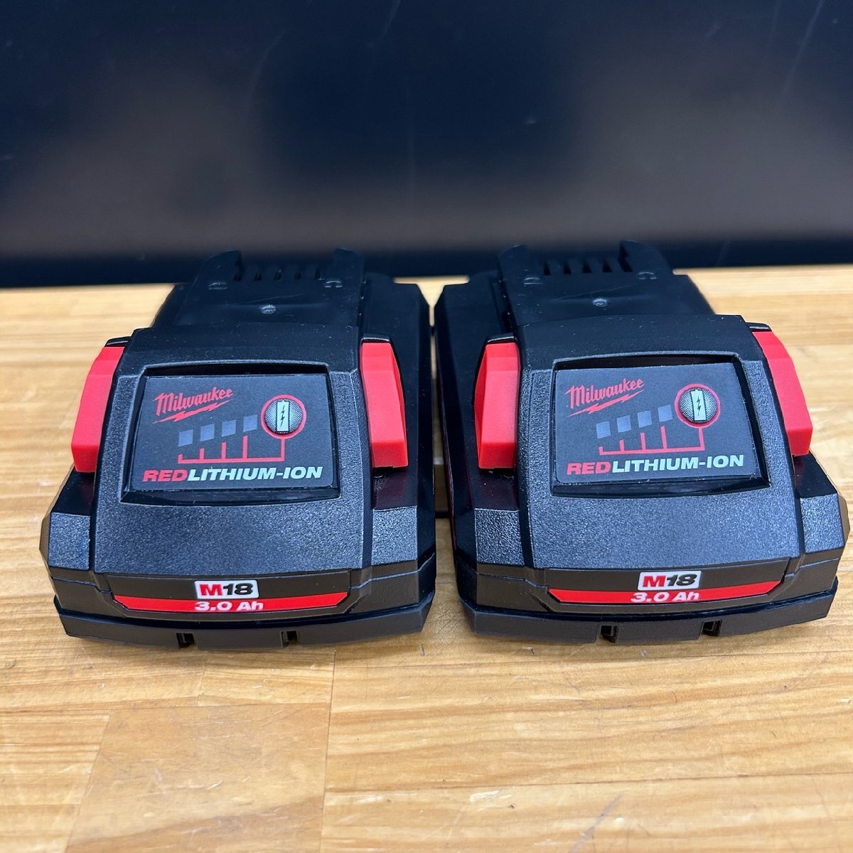 【中古買取/美品!!】ミルウォーキー(Milwaukee) M18 3.0AH パワーブーストバッテリー/M18 HB3《2個セット!!》『リチウムイオン電池』_画像3