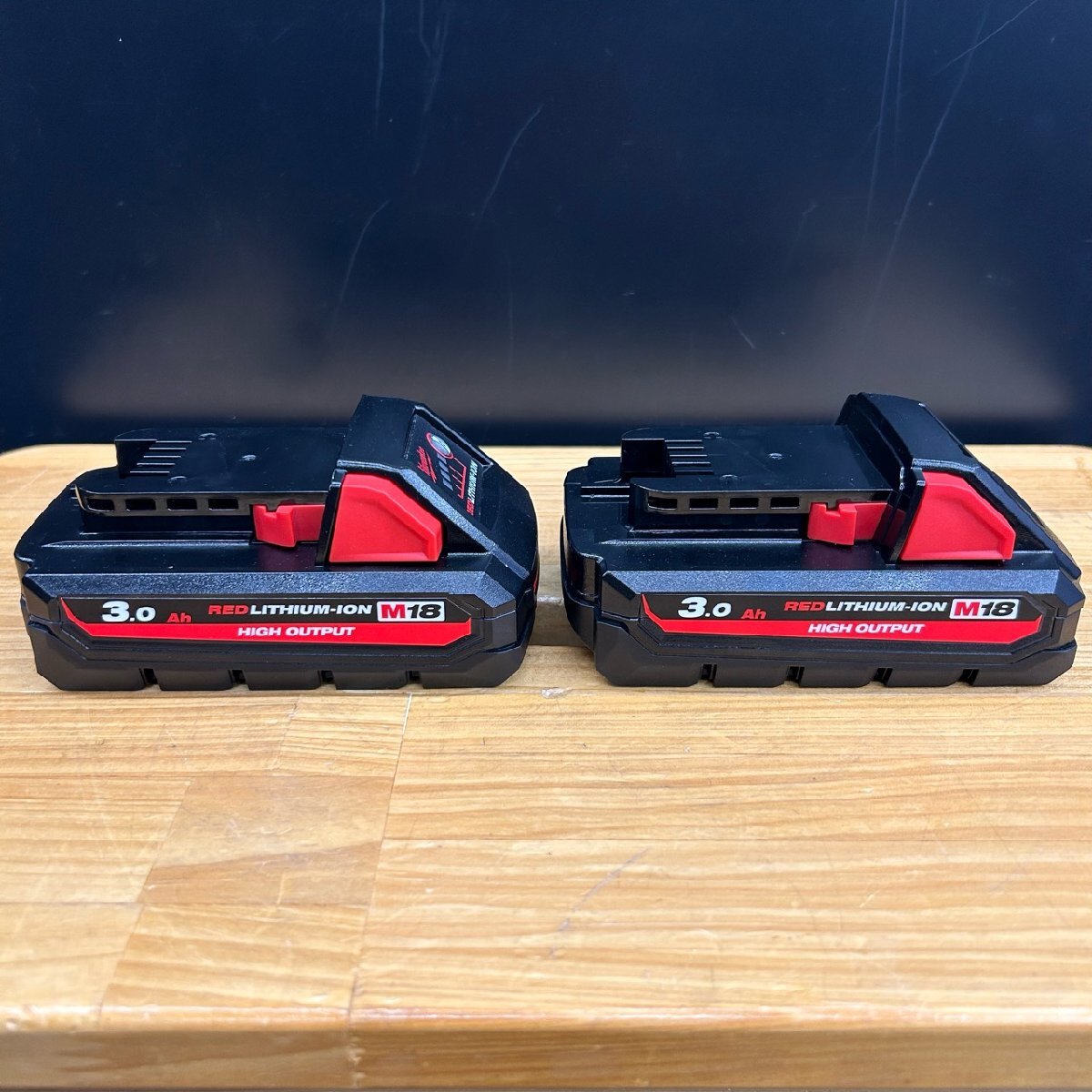 【中古買取/美品!!】ミルウォーキー(Milwaukee) M18 3.0AH パワーブーストバッテリー/M18 HB3《2個セット!!》『リチウムイオン電池』_画像4