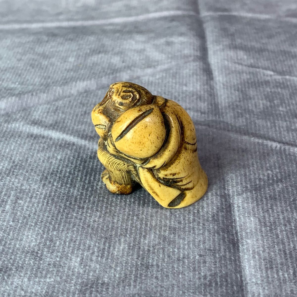 時代提物 木彫根付 在銘正一【獲物(小猿)を捕えた大鷹】高4.5cm