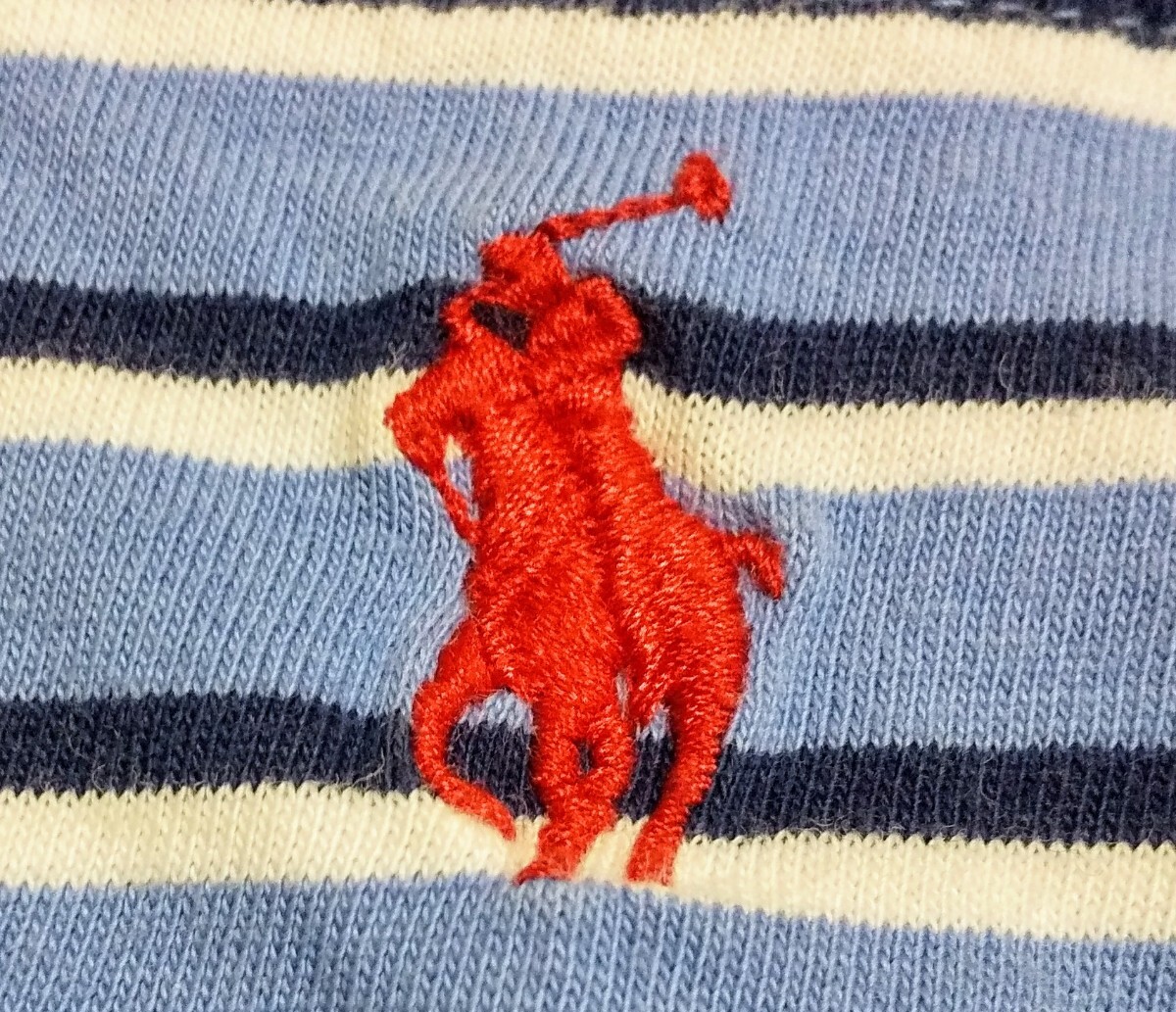 左胸元のレッドポニー刺繍ロゴです。