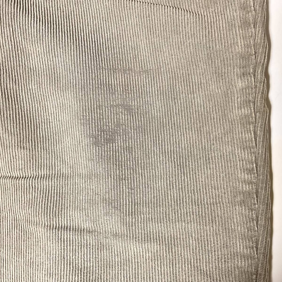 モモ付近に擦れ加工あり
