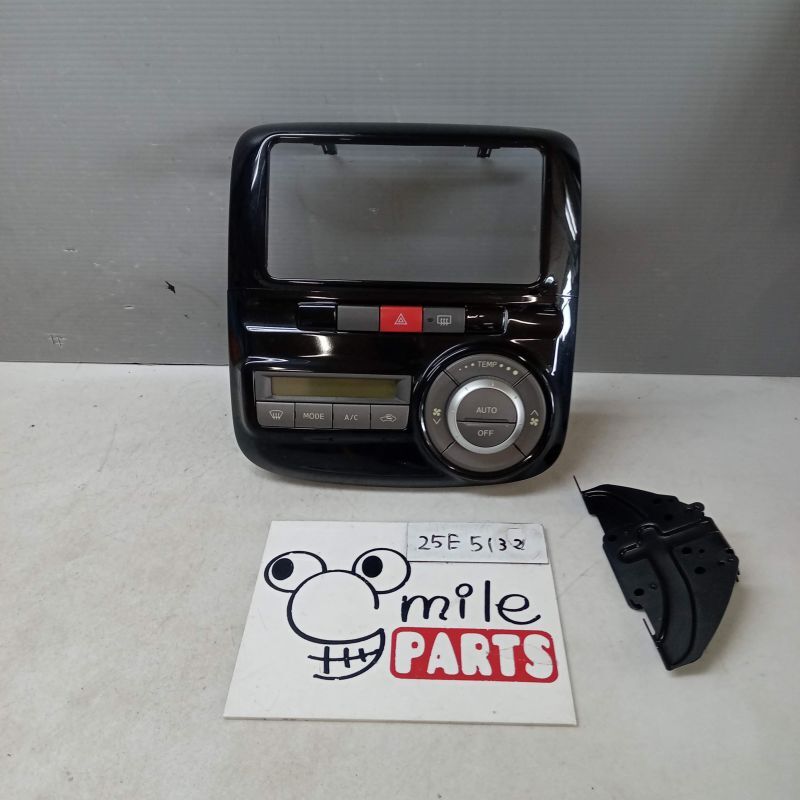 Ｌ３７５Ｓ／Ｌ３８５Ｓ　タント　純正　オーディオパネル（ステー付）?。玻冢担罚?２５Ｅ５１５７*同梱不可