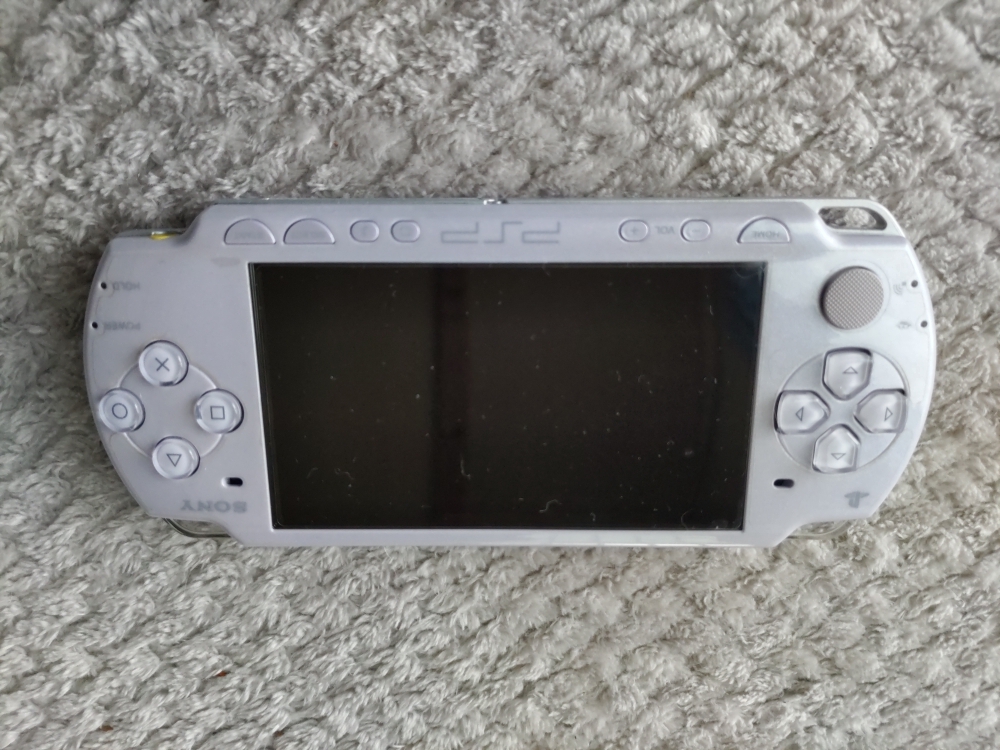 SONY ソニー PSP プレイステーション ポータブル PSP-2000とPSPソフト4本