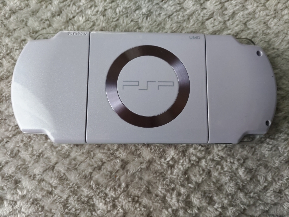 SONY ソニー PSP プレイステーション ポータブル PSP-2000とPSPソフト4本