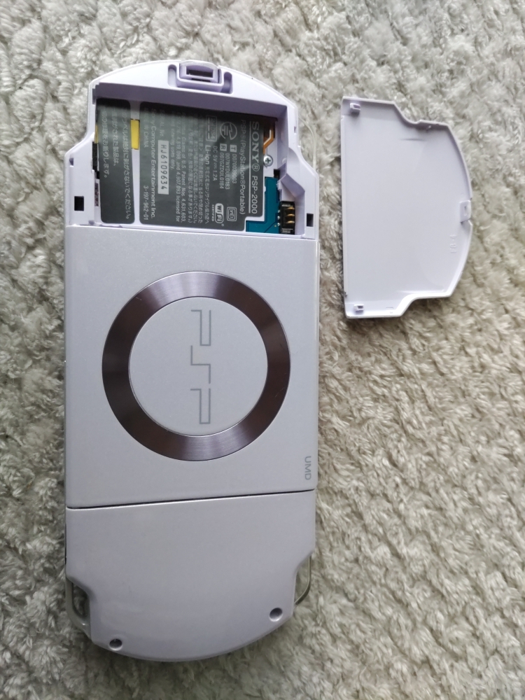 SONY ソニー PSP プレイステーション ポータブル PSP-2000とPSPソフト4本